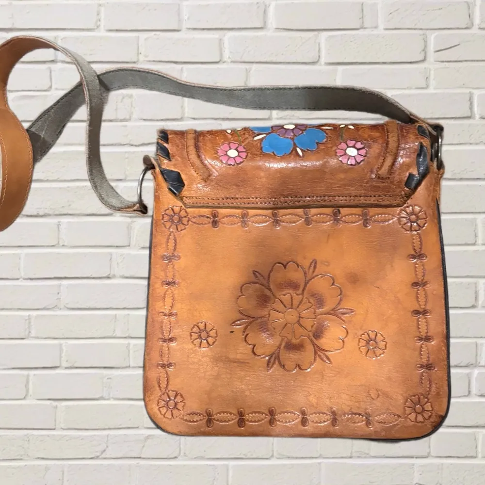 Vintage 70s Tooled Leather Crossbody Bag Artisan Boho Western Hippie Tan - Image 5