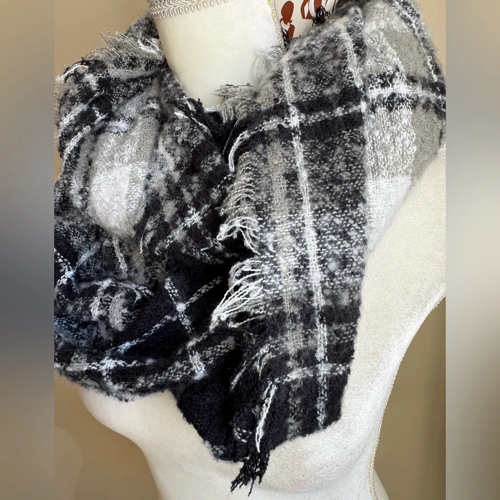 Lulu Black/Gray Plaid Eternity Loop Scarf NWT Black - Image 3