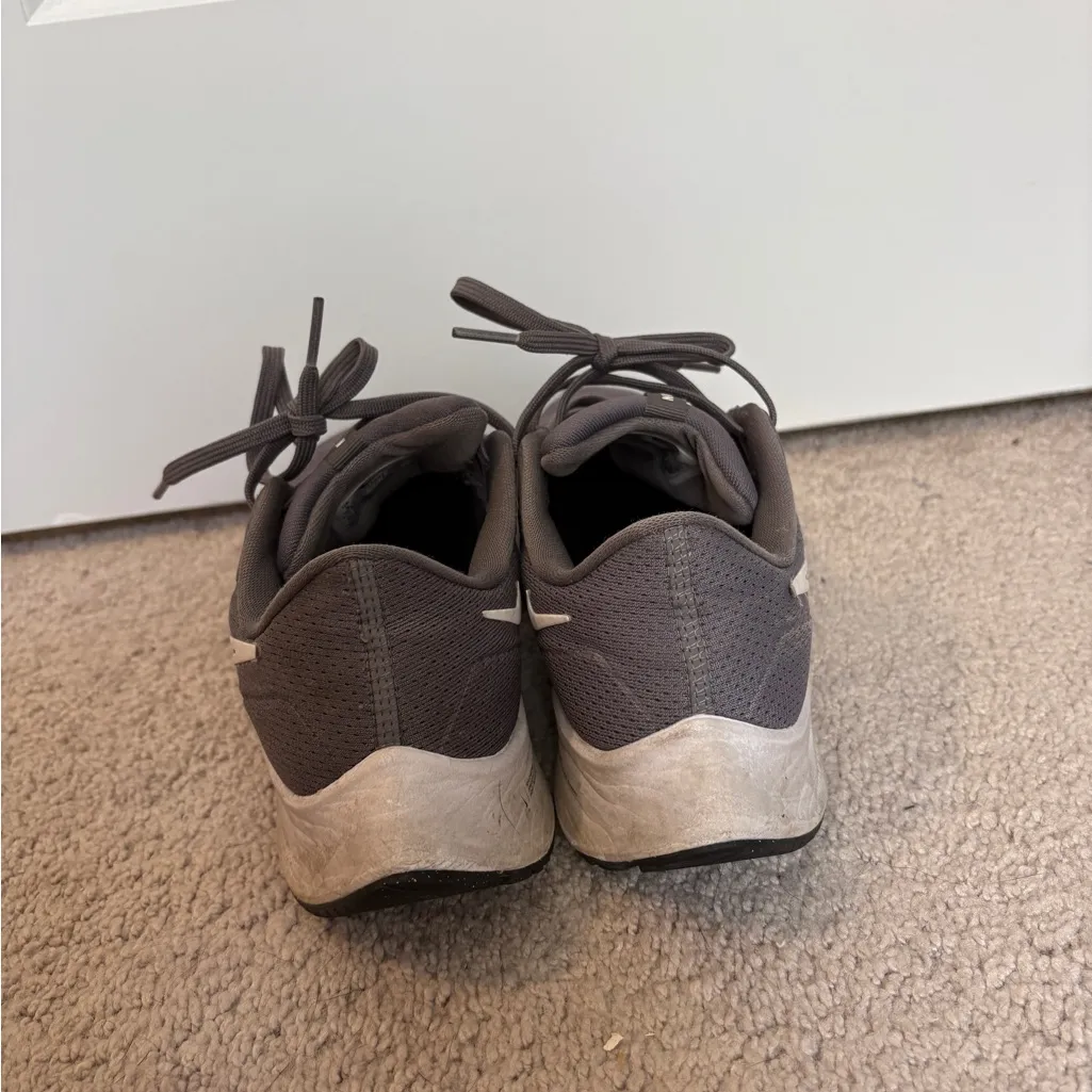 Women’s Nike Gray Pegasus Athletic Shoes Size: 8 - Image 4