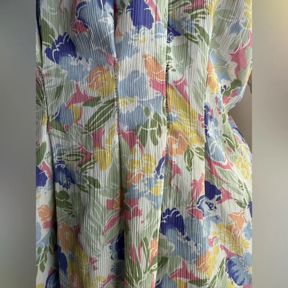 Vintage Tess pastel floral pleated semi sheer blouse, size 4 Blue - Image 3