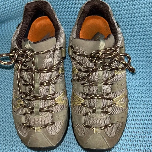 Merrell Women’s Gore Tex water Proof Hiking Shoes Size 6.5 -EUC - Image 2