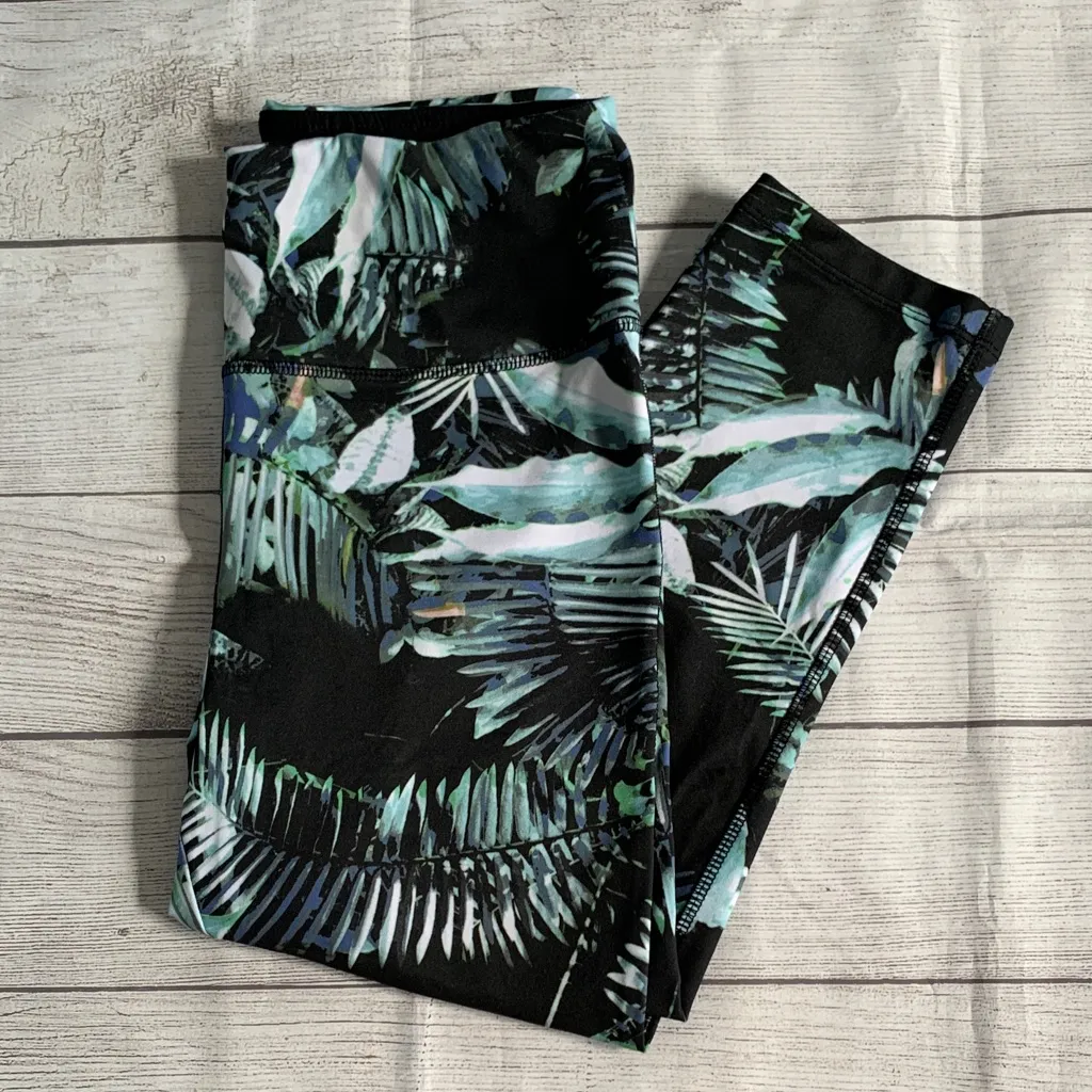 Women’s Tropical Print Cropped Leggings Black Size M - Image 5