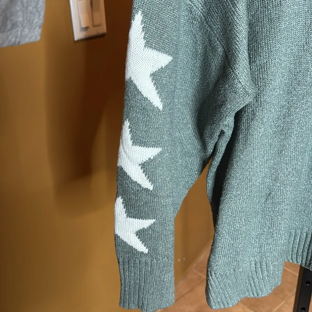 BloomChic Olive Green V Neck Star Sleeve Sweater Size 2X 18/20 - Image 2