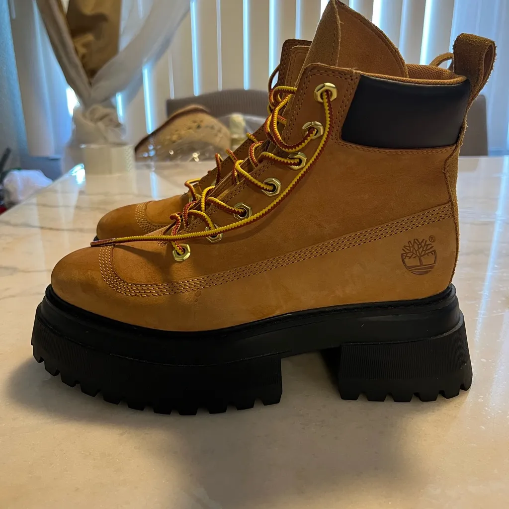 Timberland  6-Inch Lace Up Platform Boot Women's Leather Boots with Black Soles - Image 5