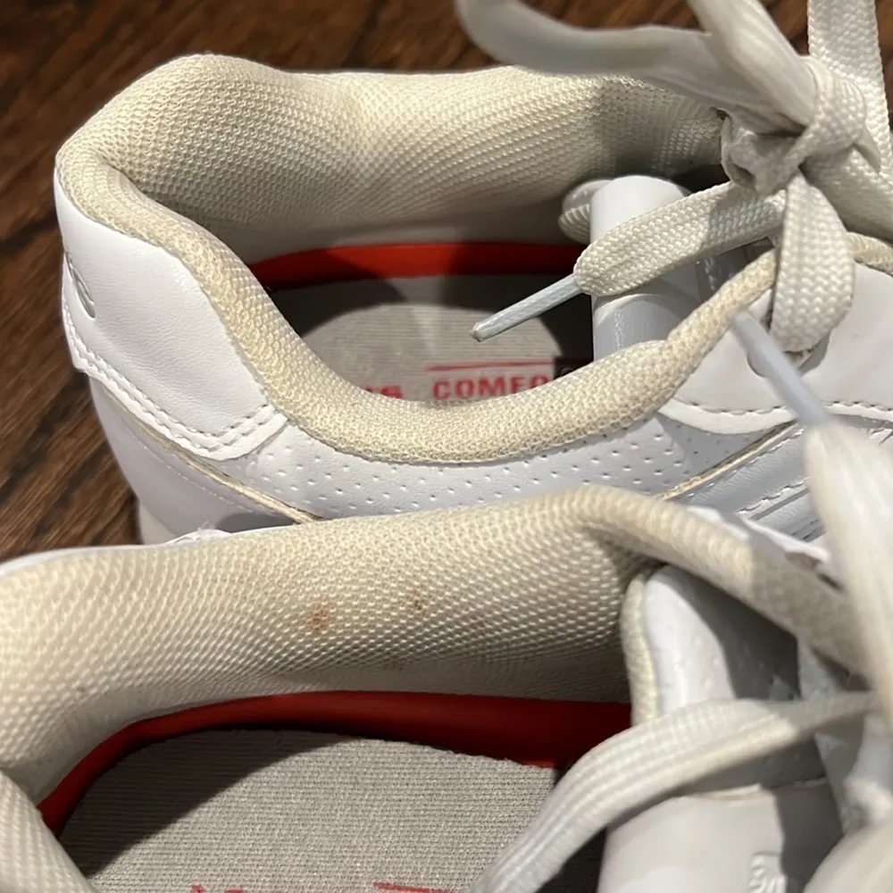 LEVI’S WHITE SNEAKERS size size 8 - Image 2