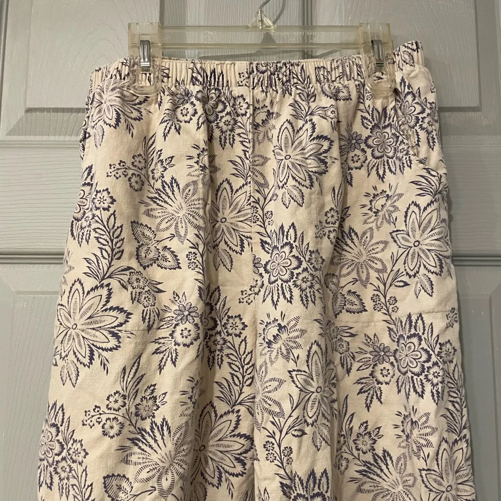 Denim & Co Women's Medium Linen Rayon Floral Cream Blue Capri Cropped Pants - Image 2