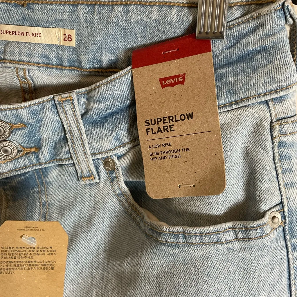SUPERLOW FLARE WOMEN'S LEVI’S JEANS Size 28 - Image 6