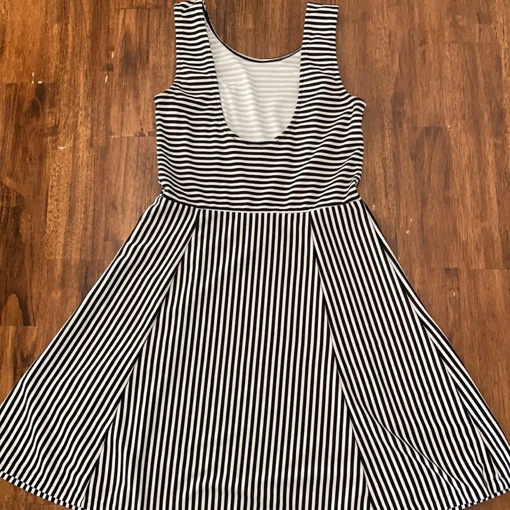 H&M Striped Fit and Flare Midi Dress Low Back Black White Size Small Like New - Image 9