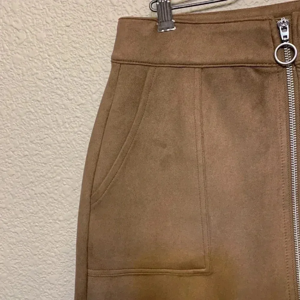 Maurice’s tan faux suede mini skirt sz 4 fall winter zipper pencil career office - Image 2