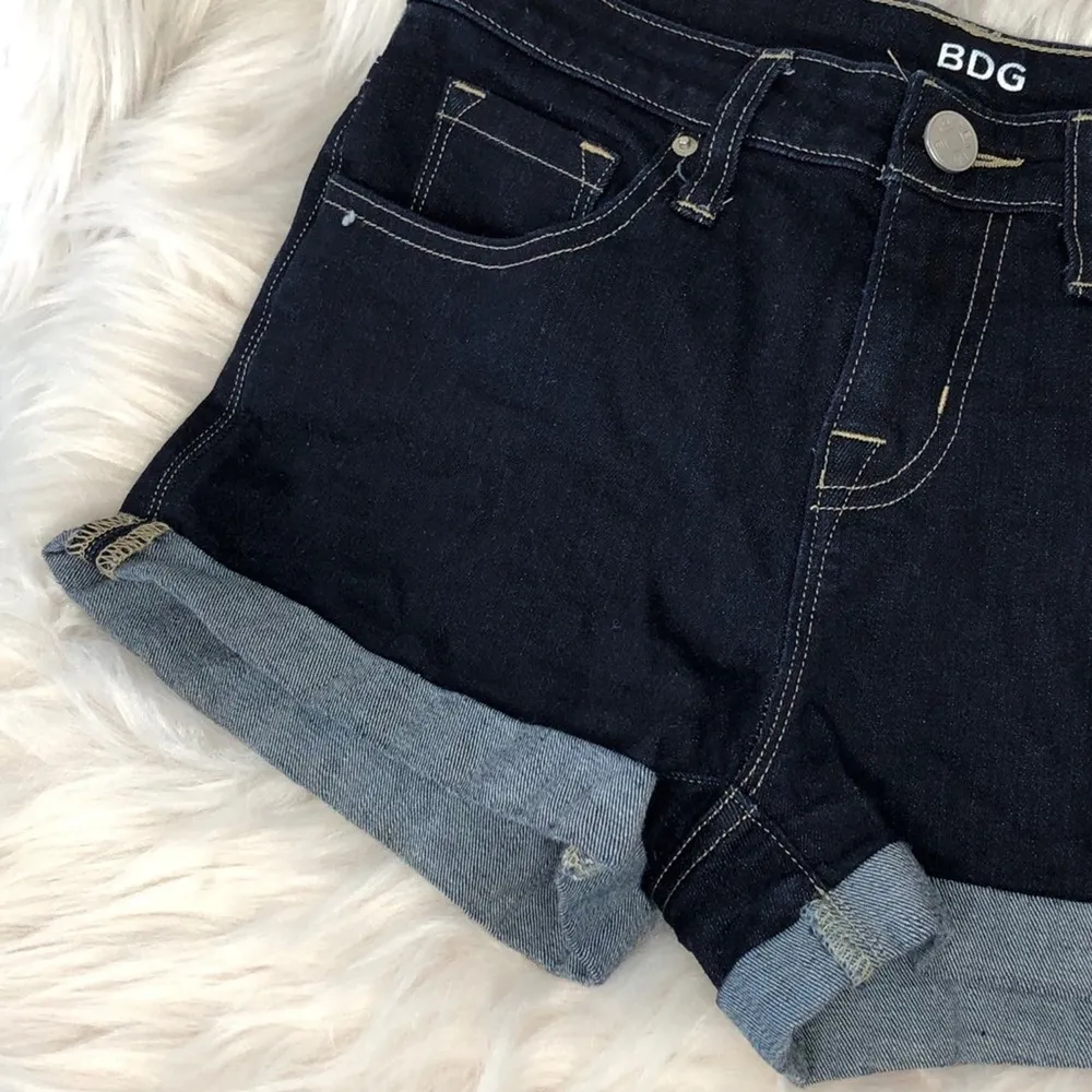 BDG Urban Outfitters Mid Rise Alexa Shortie Denim Dark Wash Jean Shorts size 26 - Image 4