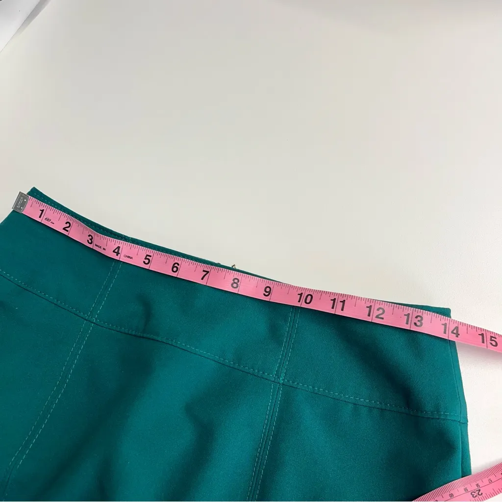 Green skirt back zipper faux pockets lined size 6 holiday party work party - Image 2