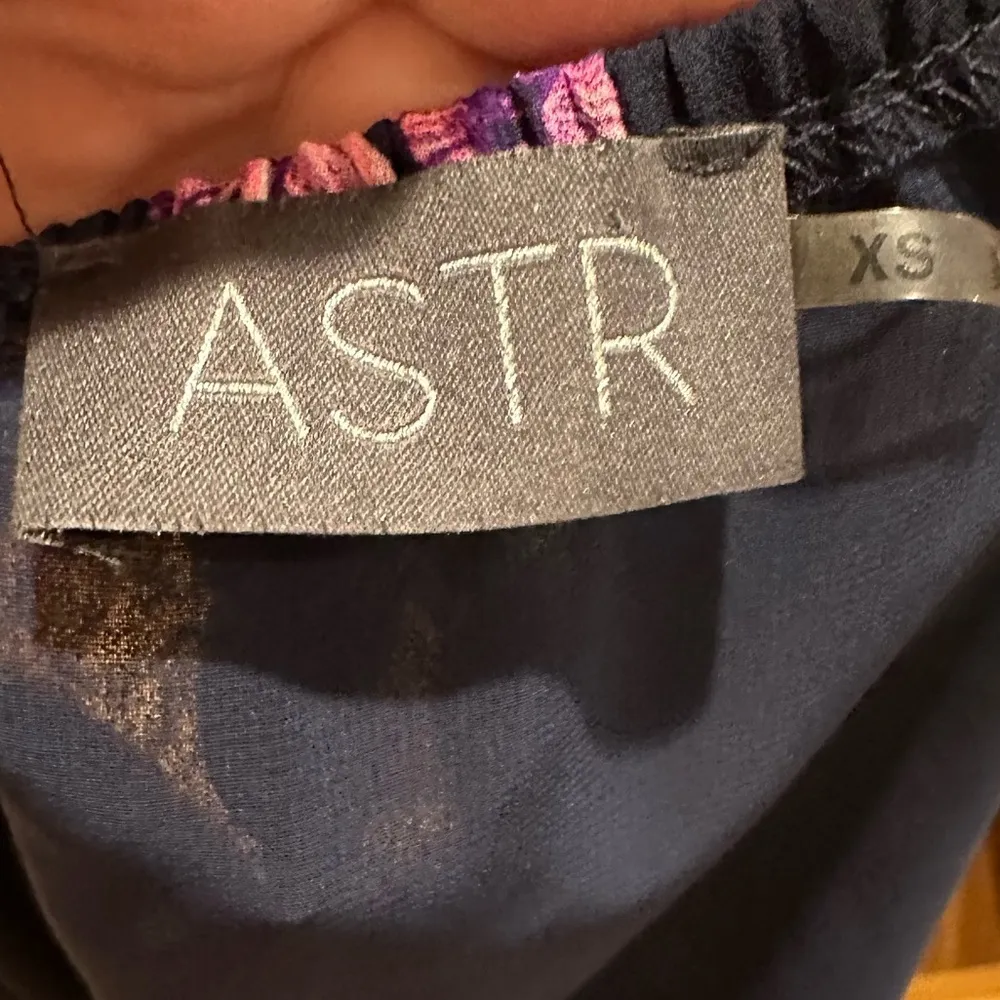 ASTR THE LABEL OFF SHOULDER FLOUNCE BELL SLEEVE FLORAL BLACK PINK CROP TOP XS - Image 5