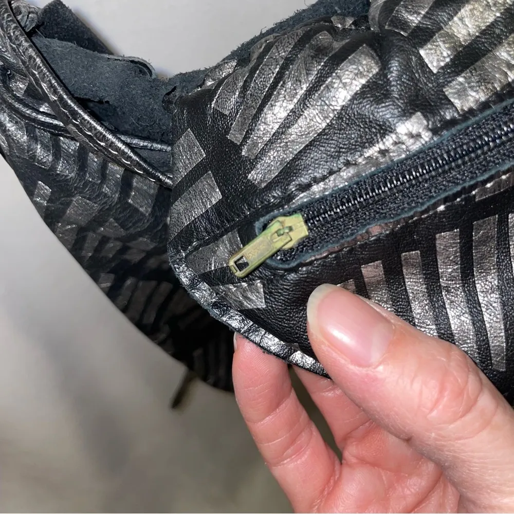 Groovy vintage black and silver metallic slouch hobo bag crossbody ruffle unique - Image 8