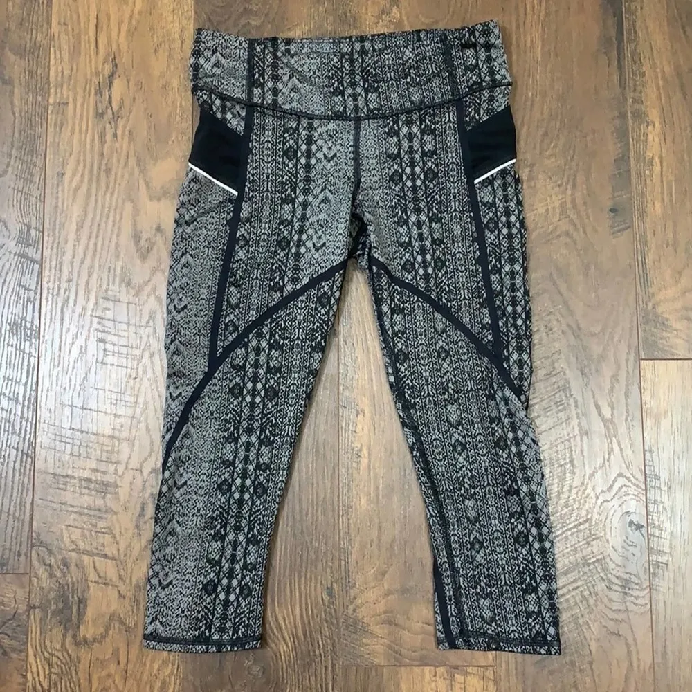 Athleta Prisma Stride Capri, Black/Granite Grey SIZE XS Style# 983394 - Image 4