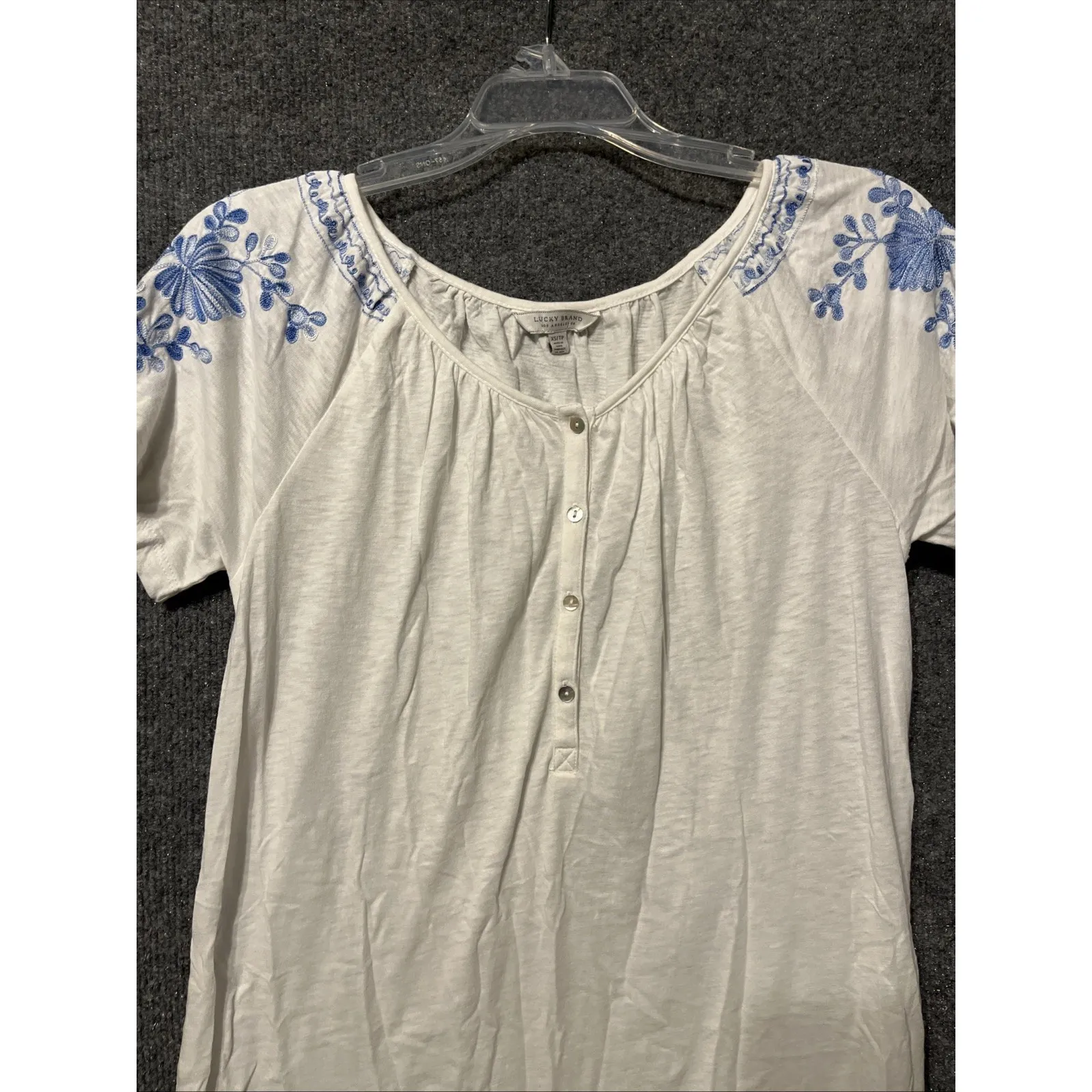 Lucky Brand Top Womens XS White Floral Stretch V-Neck Short Sleeve 1/4 Button‎ - Image 6