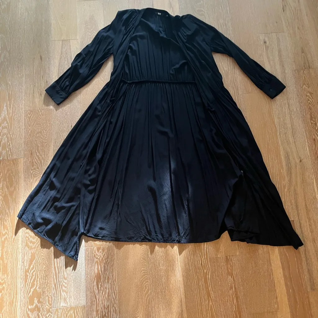Uniqlo Black gently worn rayon wrap dress - Image 5