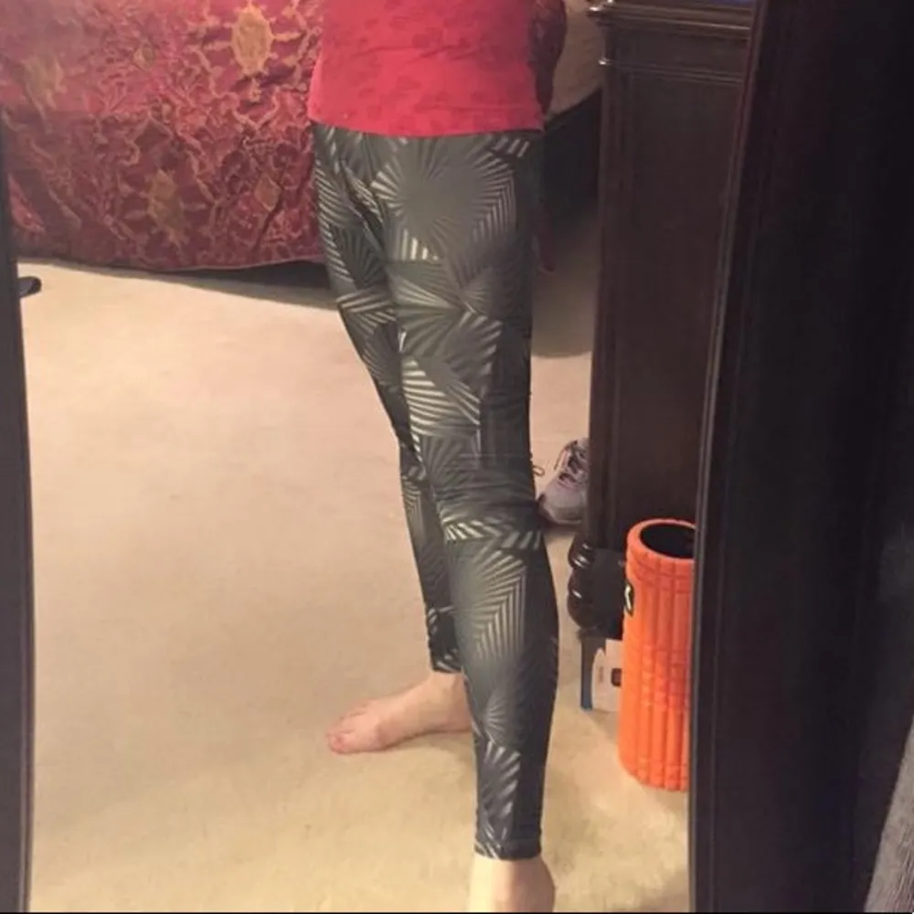 Reebok leggings - cute fan- like design, Medium - Image 2