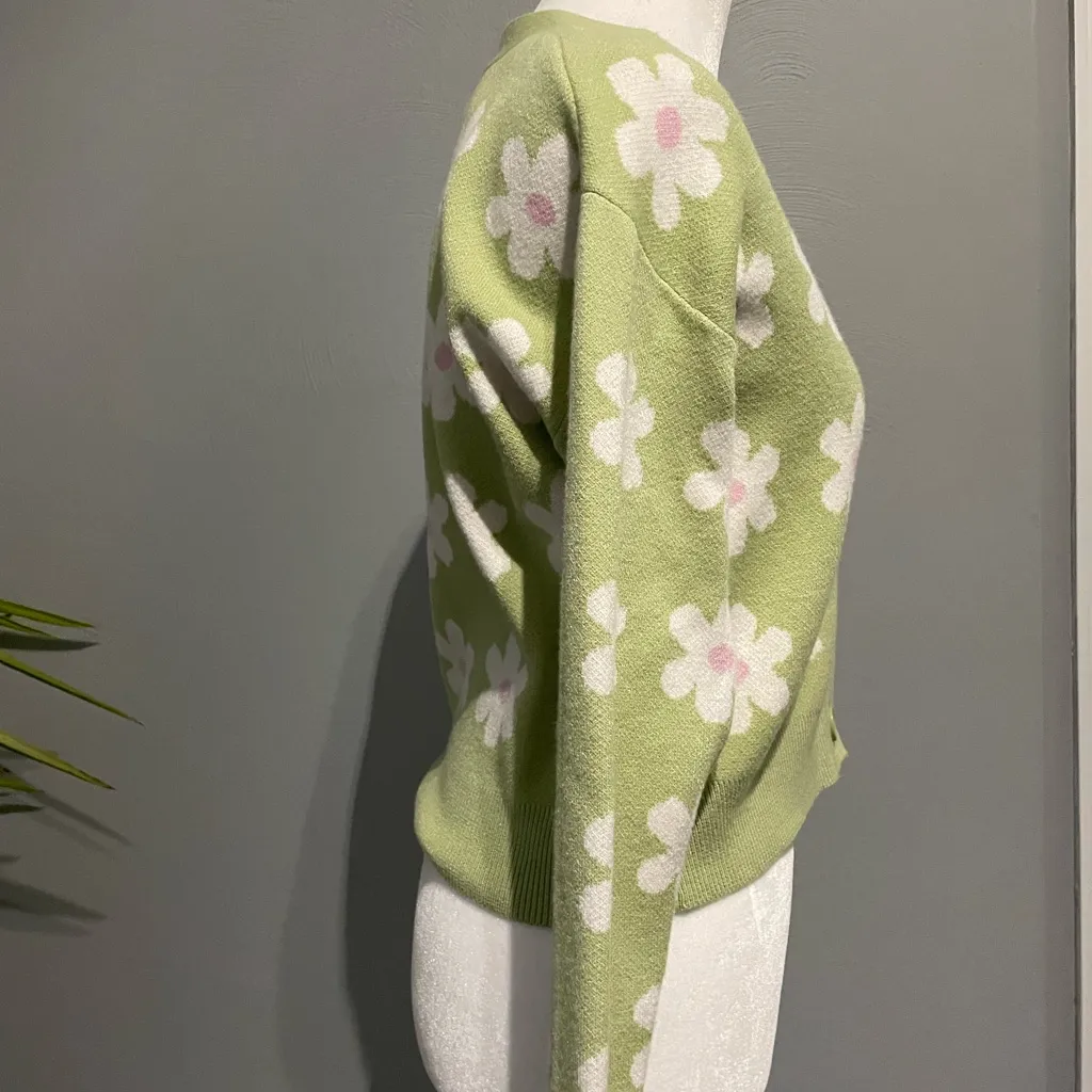 Willow & Wind Cropped Daisy Green Buttoned V - Image 2