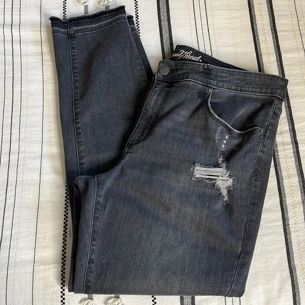 Universal thread • skinny jeans raw hem - Image 13