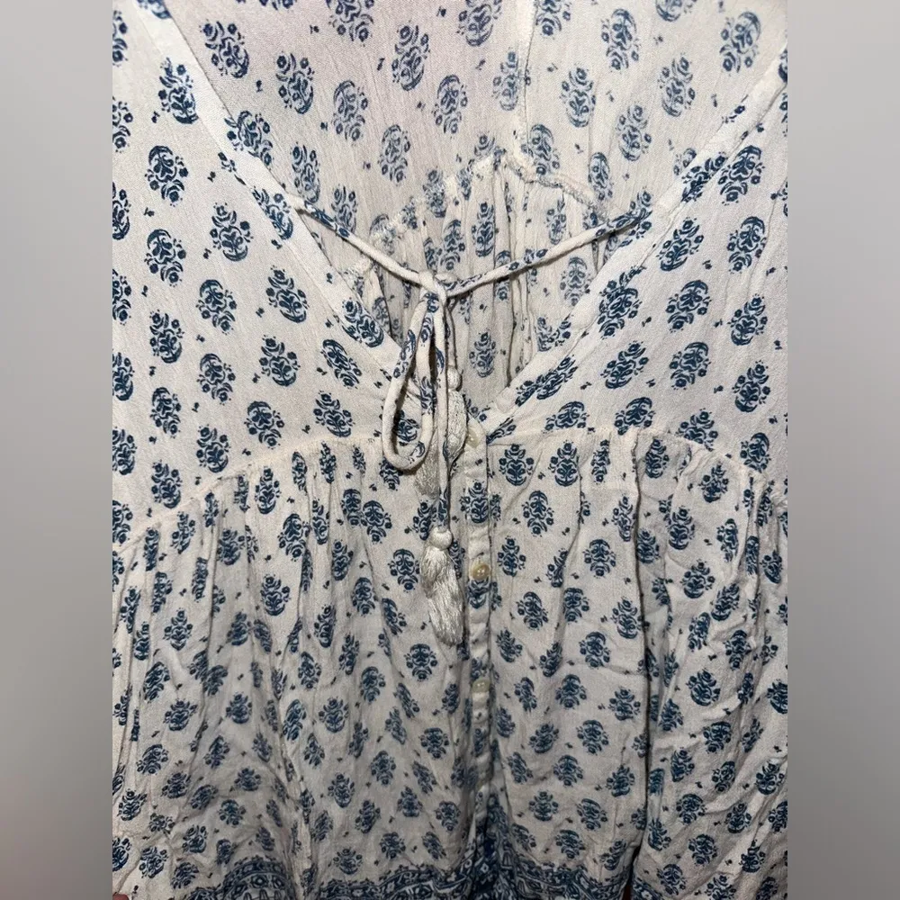 En Creme White and Blue Floral Peasant Top - Size Large - Image 5