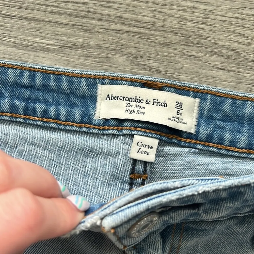 Abercrombie & Fitch The Mom High Rise Jeans Size 28 6R - Image 2