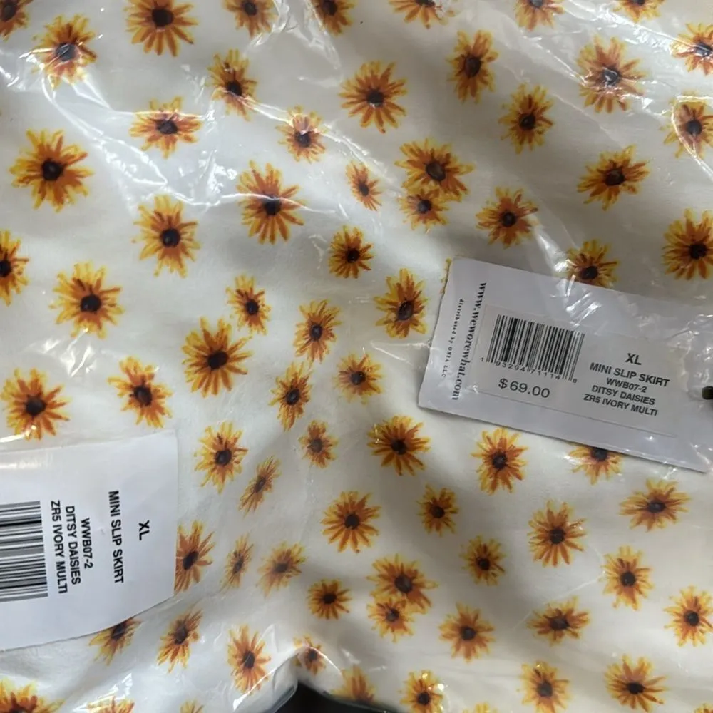 NWT WeWoreWhat Mini Slip Skirt Women's Small Ditsy Daisies Printed Lined Floral - Image 4