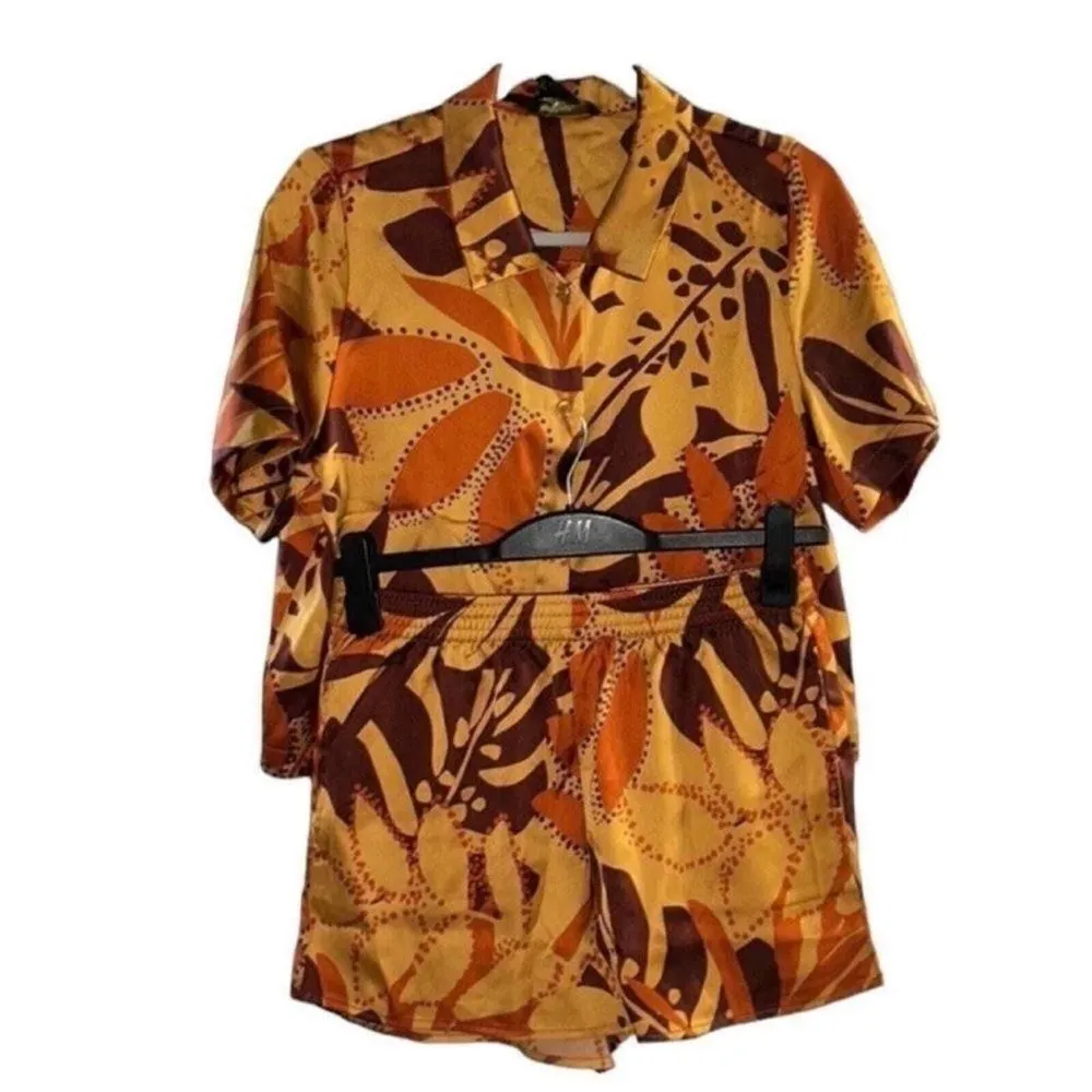 House of Harlow 1960 Floral Print
Shorts Set( Size Small) Orange - Image 3