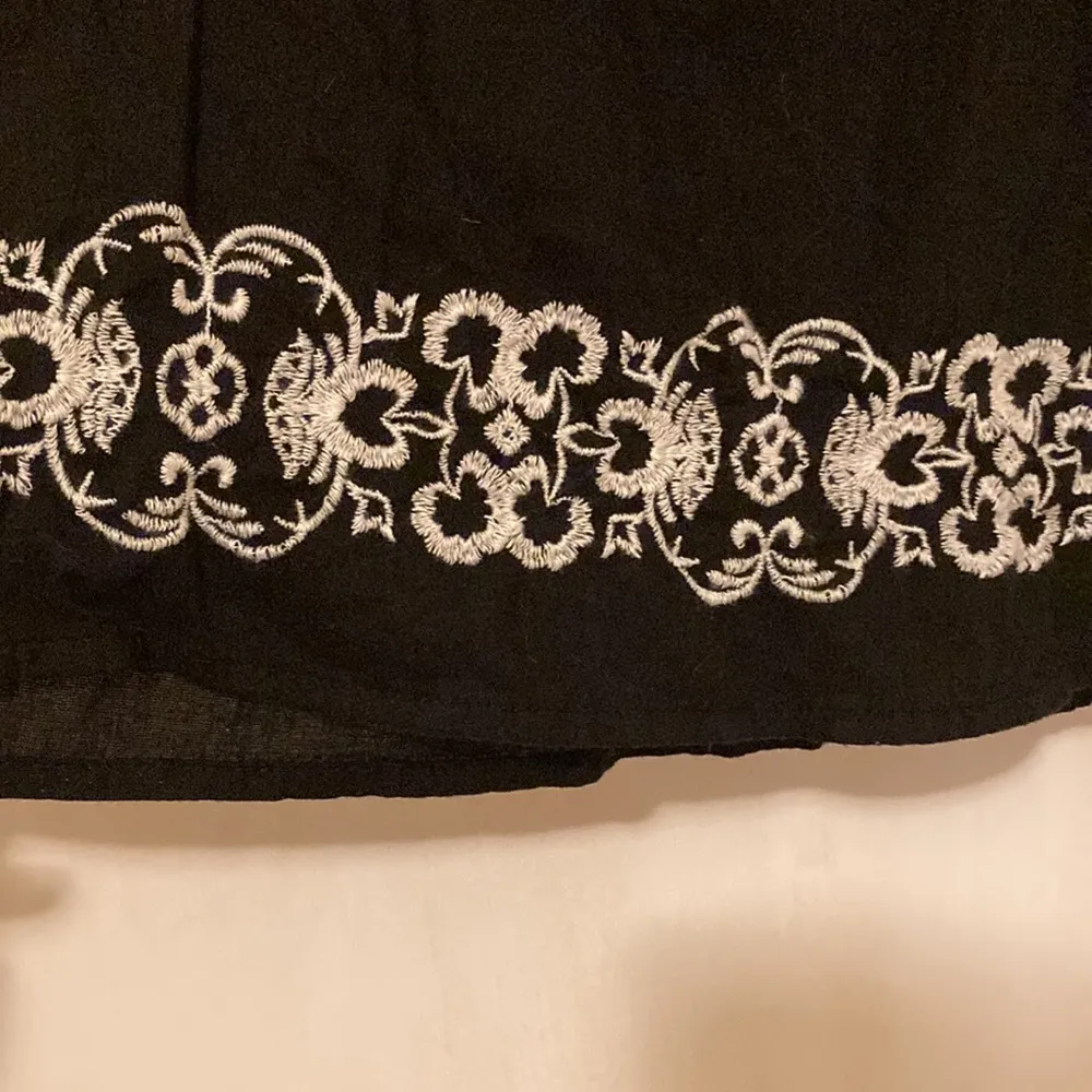 NWT Embroidered Black and White Blouse Size M - Image 5
