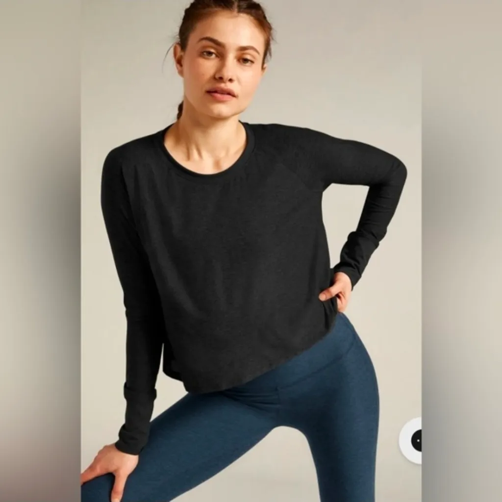 Beyond Yoga Featherweight Long Sleeve T-Shirt Size Medium - Image 2