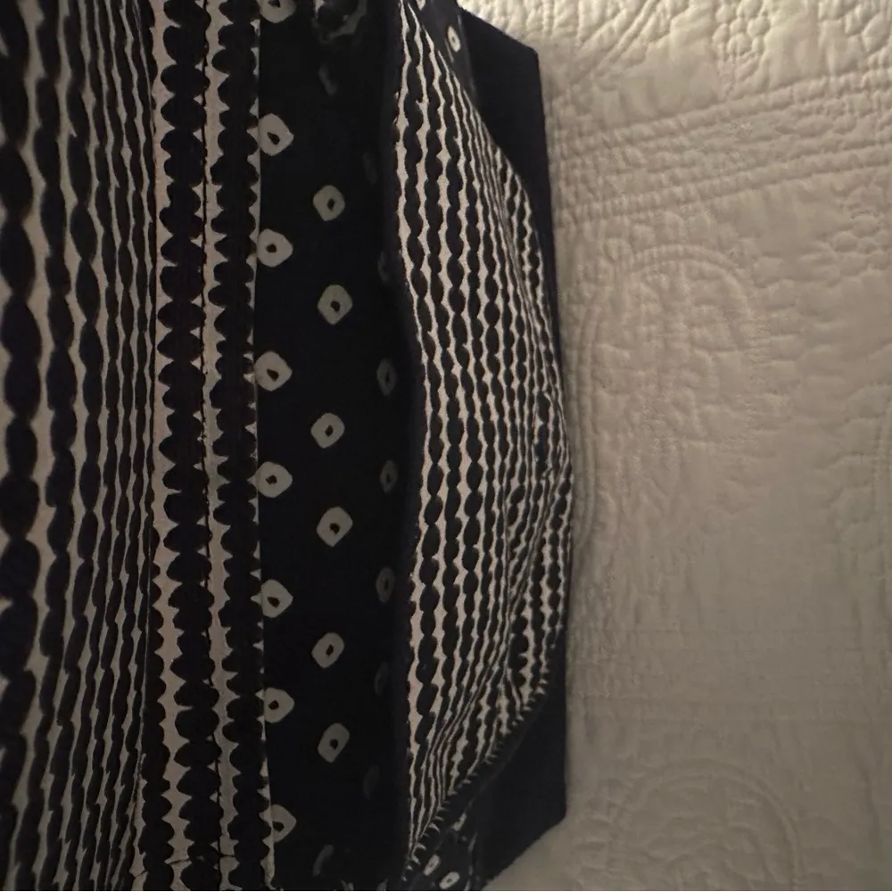 Vineyard Vines Navy and White Backpack - Image 4