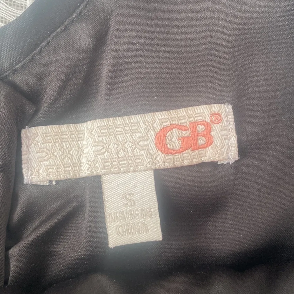 GB silver sequined top with cap sleeves. - Image 4