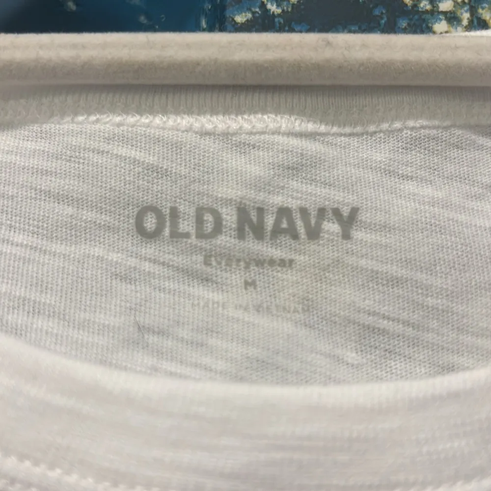 Old Navy White Crewneck Short Sleeved T-Shirt Size Medium (NWT) - Image 3