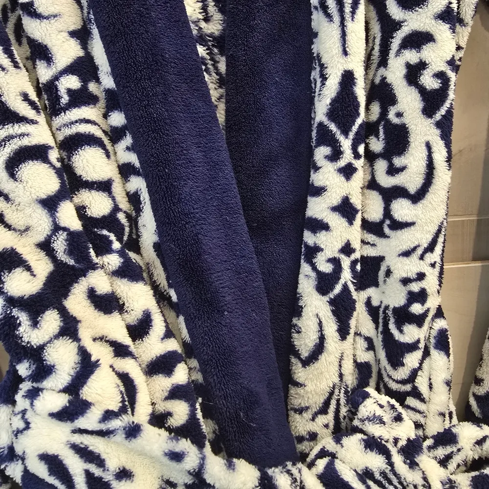{S} Tracy Ellen Navy White Plush Tie Robe - Image 3