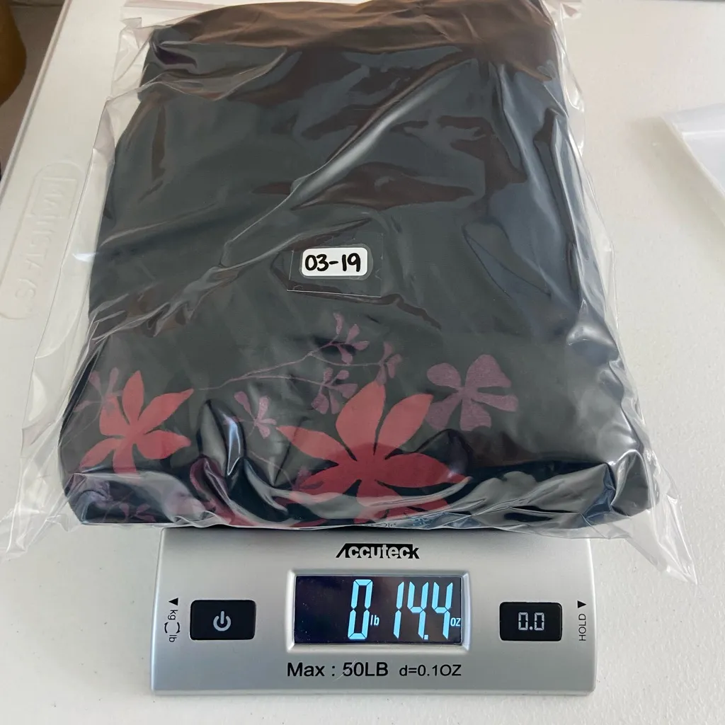 EUC BUNDLE‎ Tek Gear women’s layered white sleeve patterned v-neck active shirts - Image 7