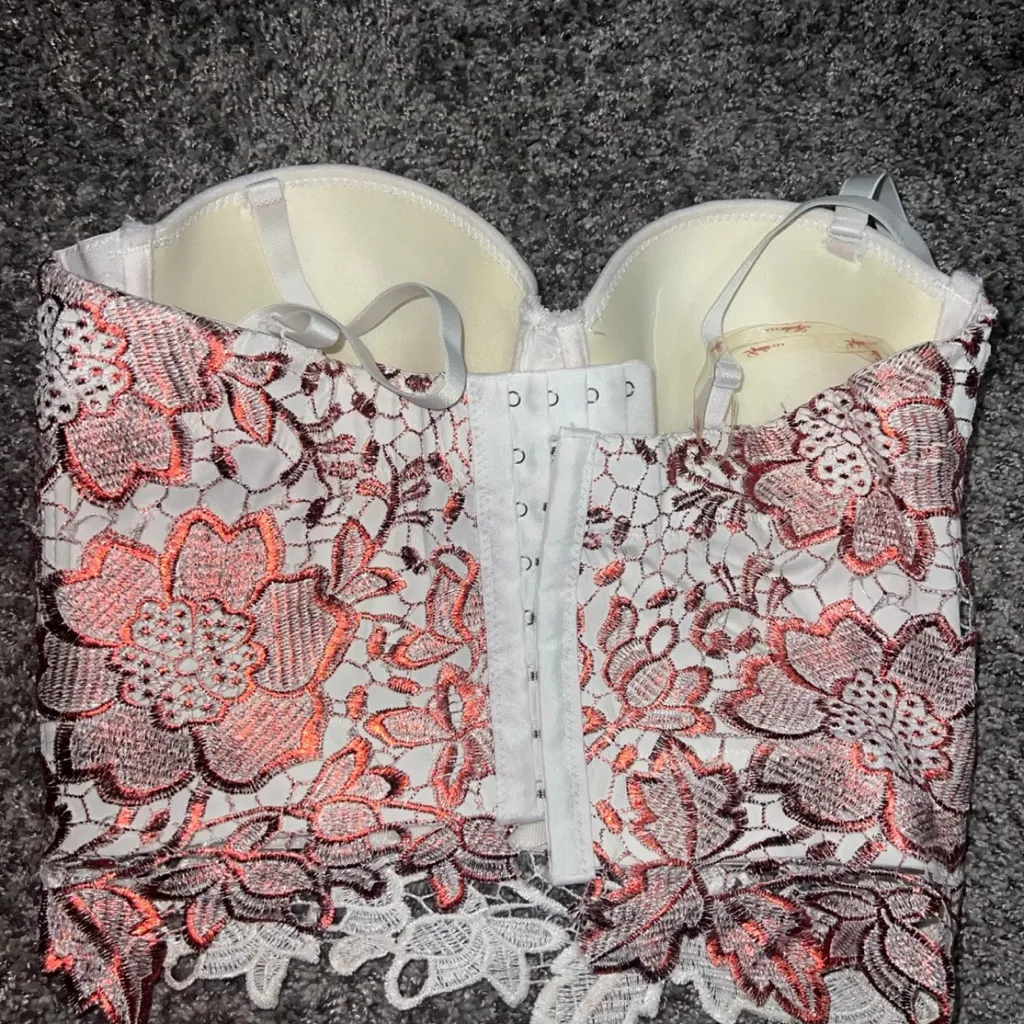 Chic Floral Lace Crop Top - Image 4