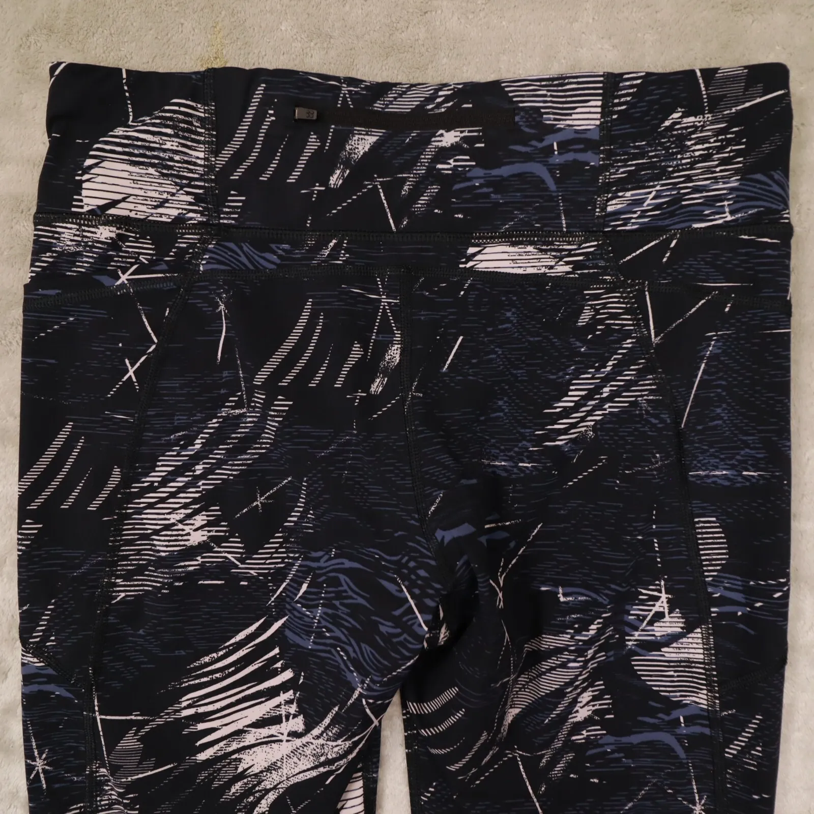 Sweaty Betty Women's Zero Gravity Black Abstract Print 7/8 Leggings size 14 - Image 5