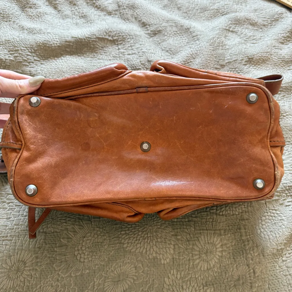 Chloe Vintage Leather Shoulder Bag in Camel Color Chunky pocket detail - Image 13