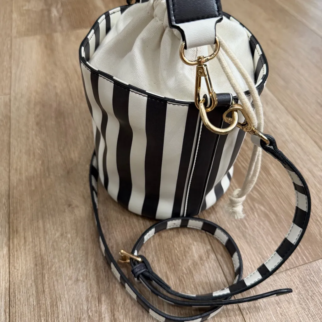 NWT Lionel Black & White Striped Bucket Bag Drawstring Crossbody Handbag - Image 5