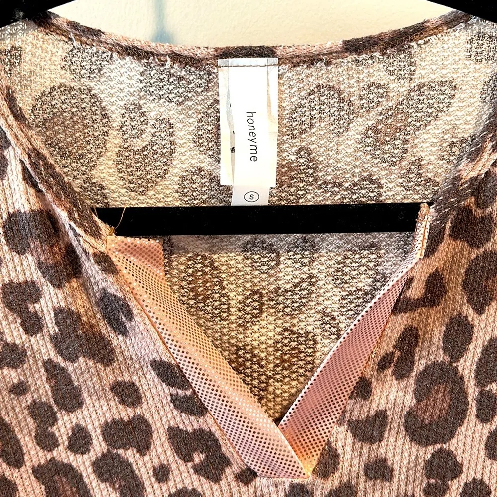 HoneyMe Small Brown/Tan Leopard Print Waffle Knit Top NWOT - Image 2