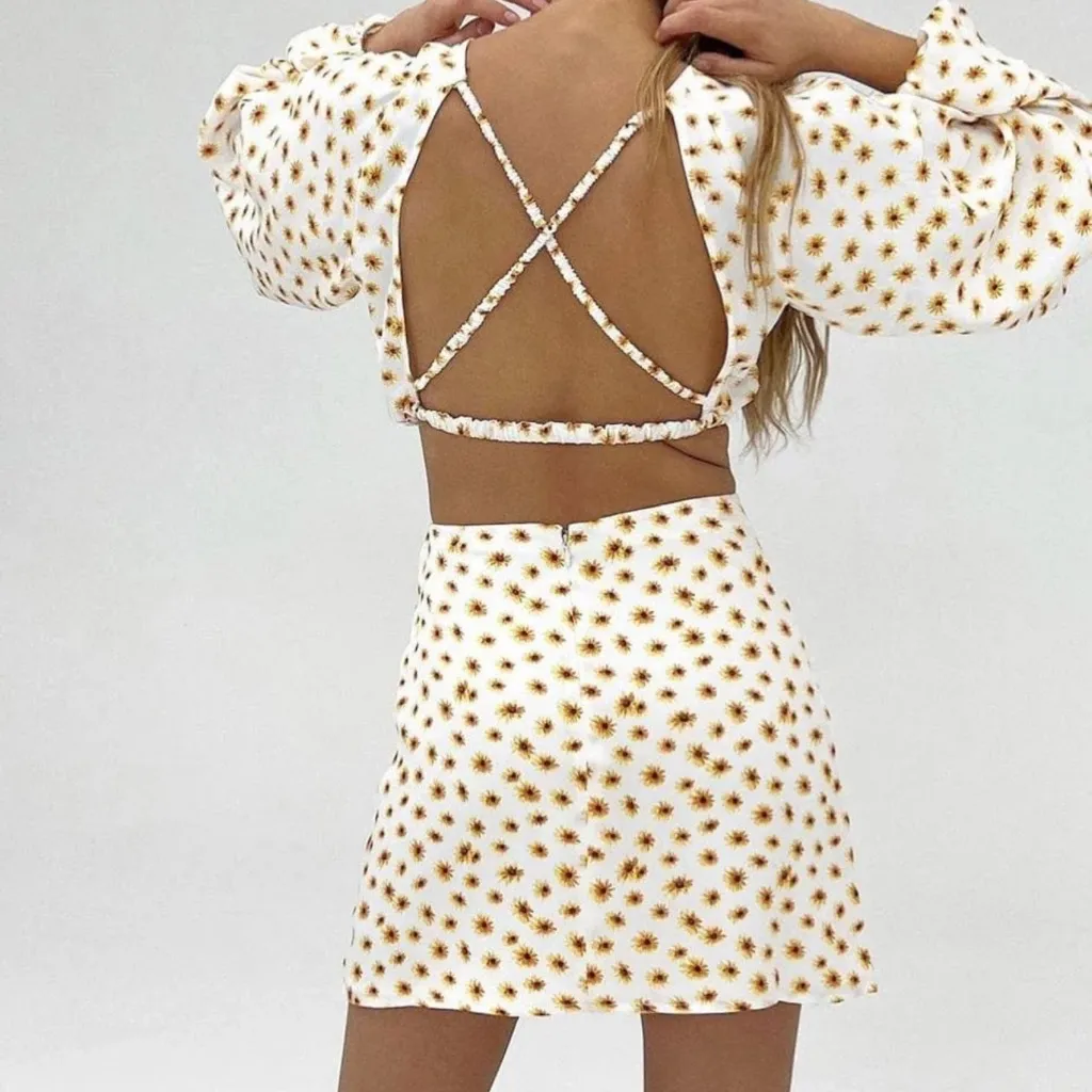 Sunflower Mini Skirt REVOLVE Size Medium NWT - Image 4