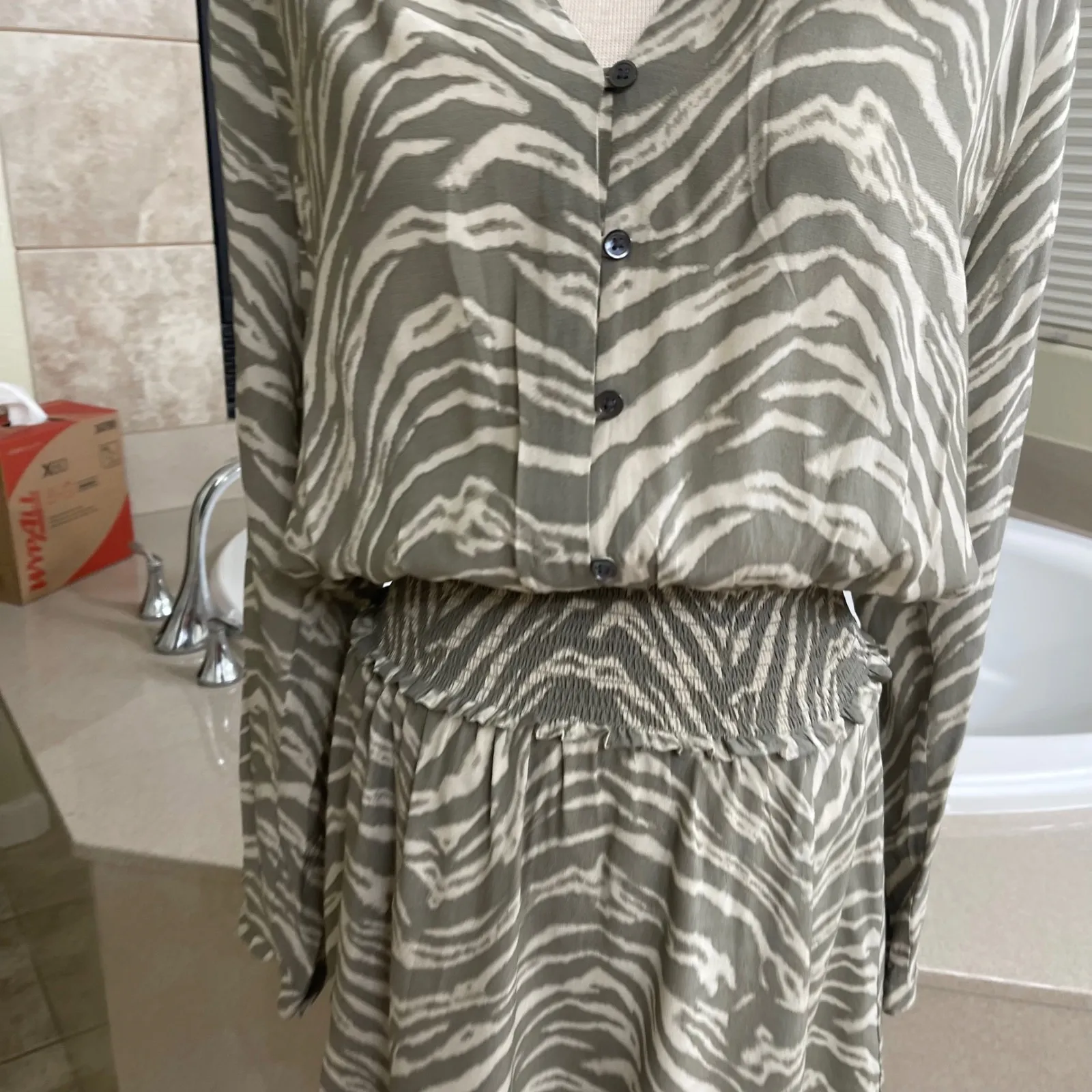 Rails Safari Wild Cat Jasmine DressSmocked Long Sleeve V-Neck Mini Green XS EUC - Image 3