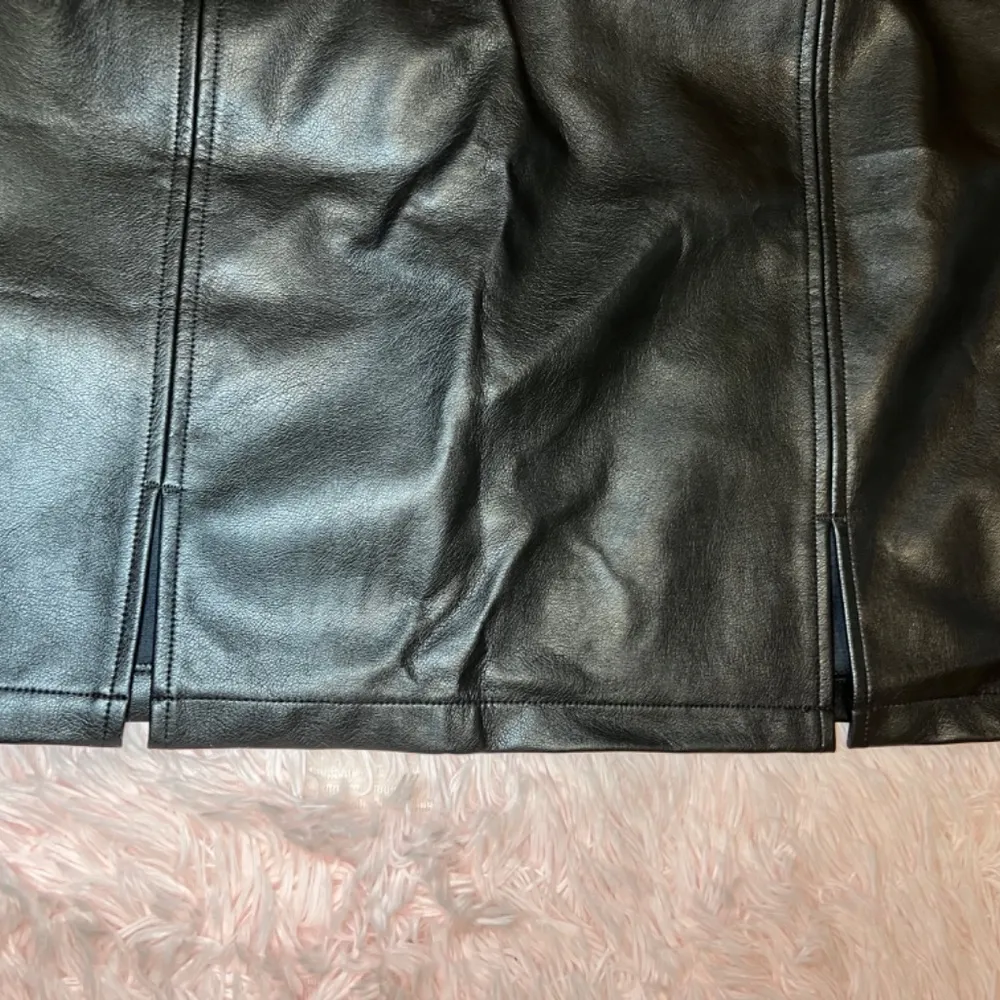 Mangopop faux leather mini skirt with slits - Image 4