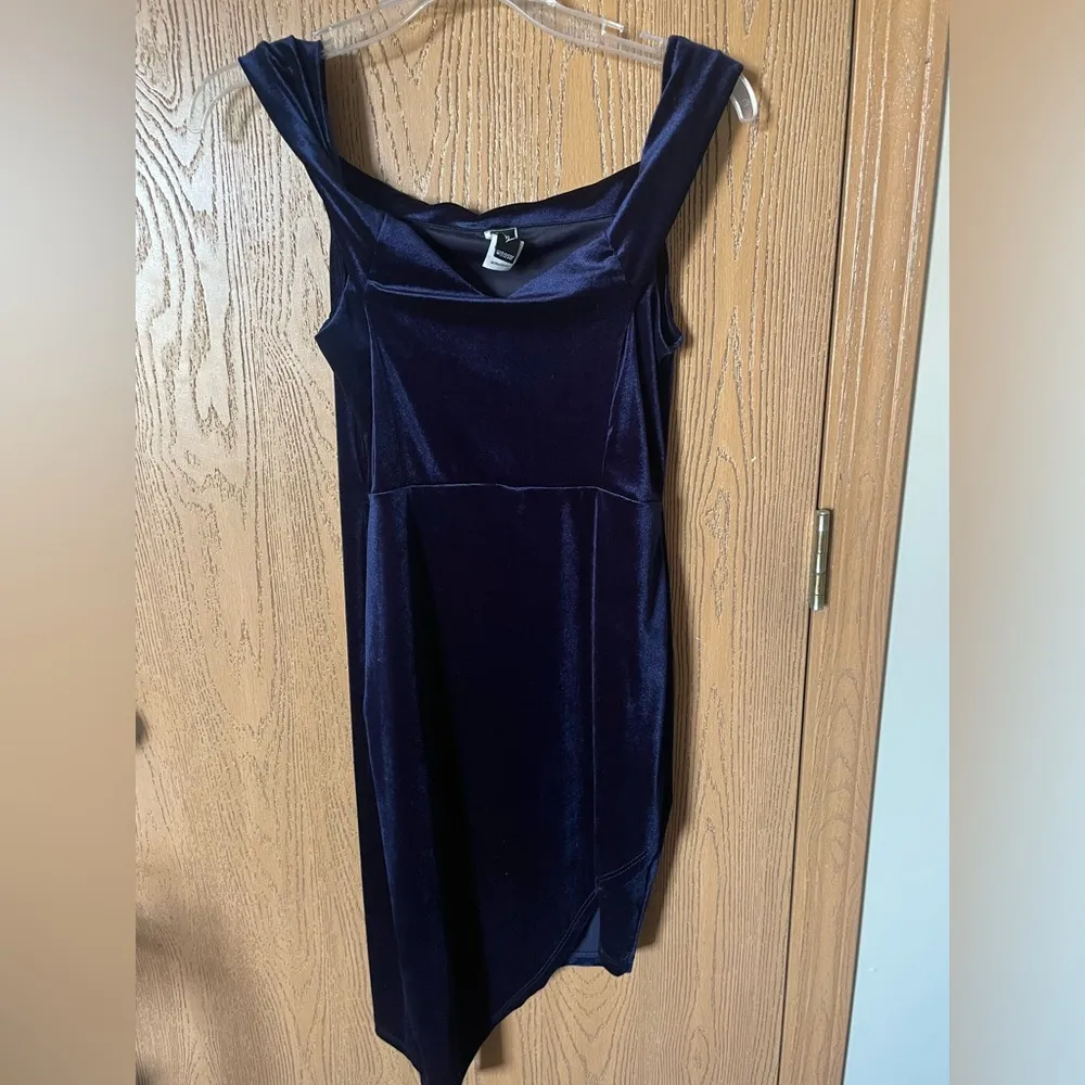 Velvet Asymmetrical Off-the-Shoulder Bodycon Dress - Image 3