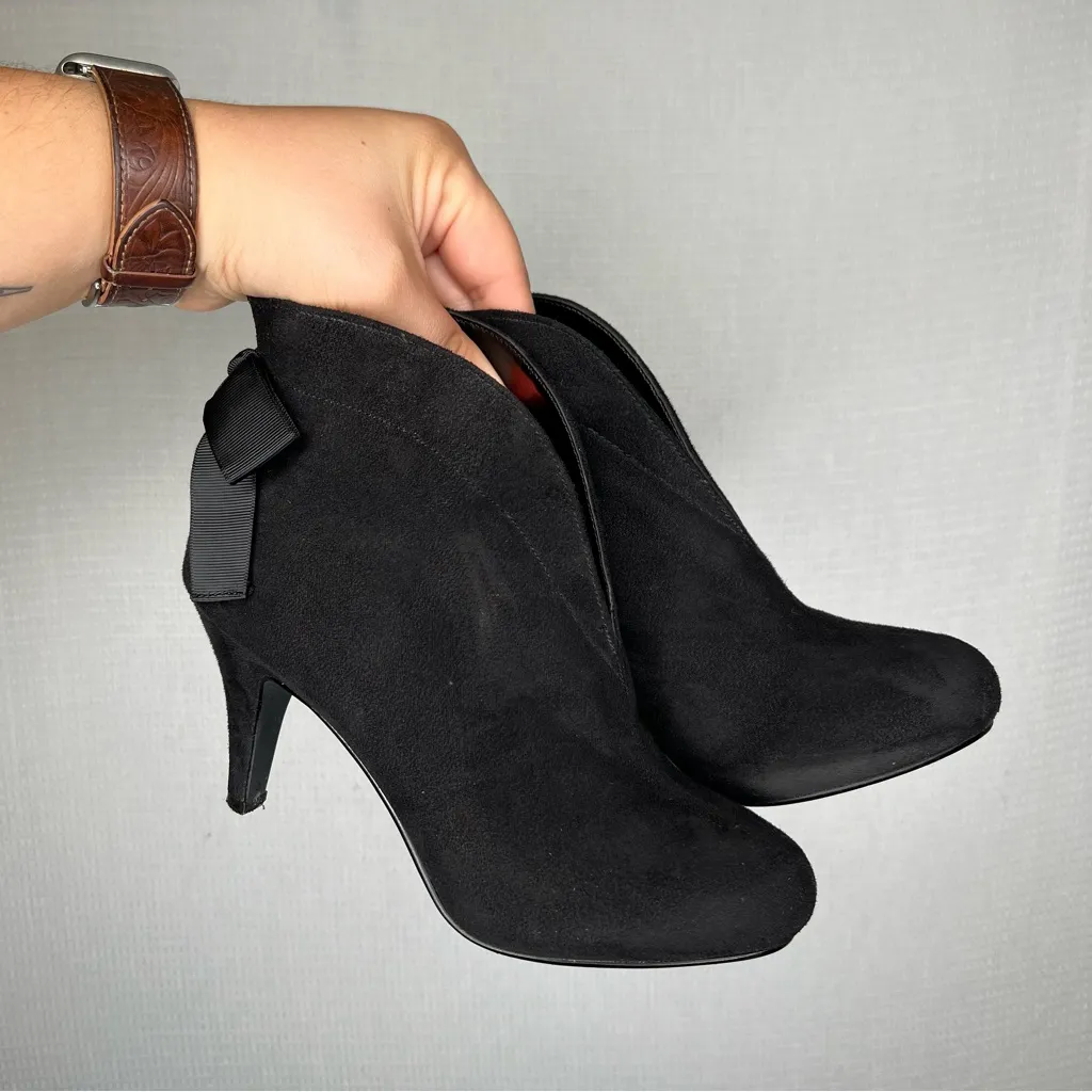 IMPO‎ | Woman’s Black Bootie Heels 6 Suede Bow Back - Image 2
