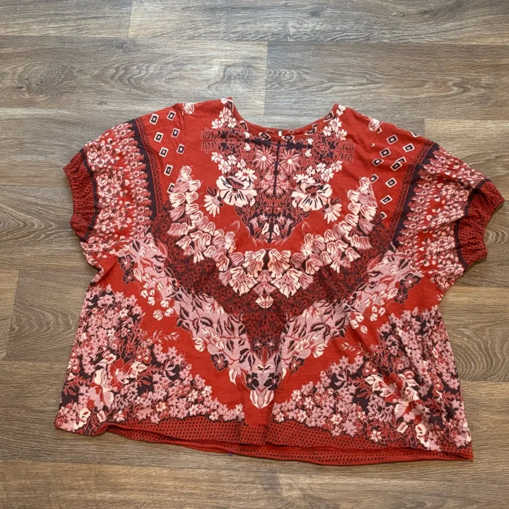 Free People Luly Print Tee – Bella Rosa Red – Size Medium - Image 2