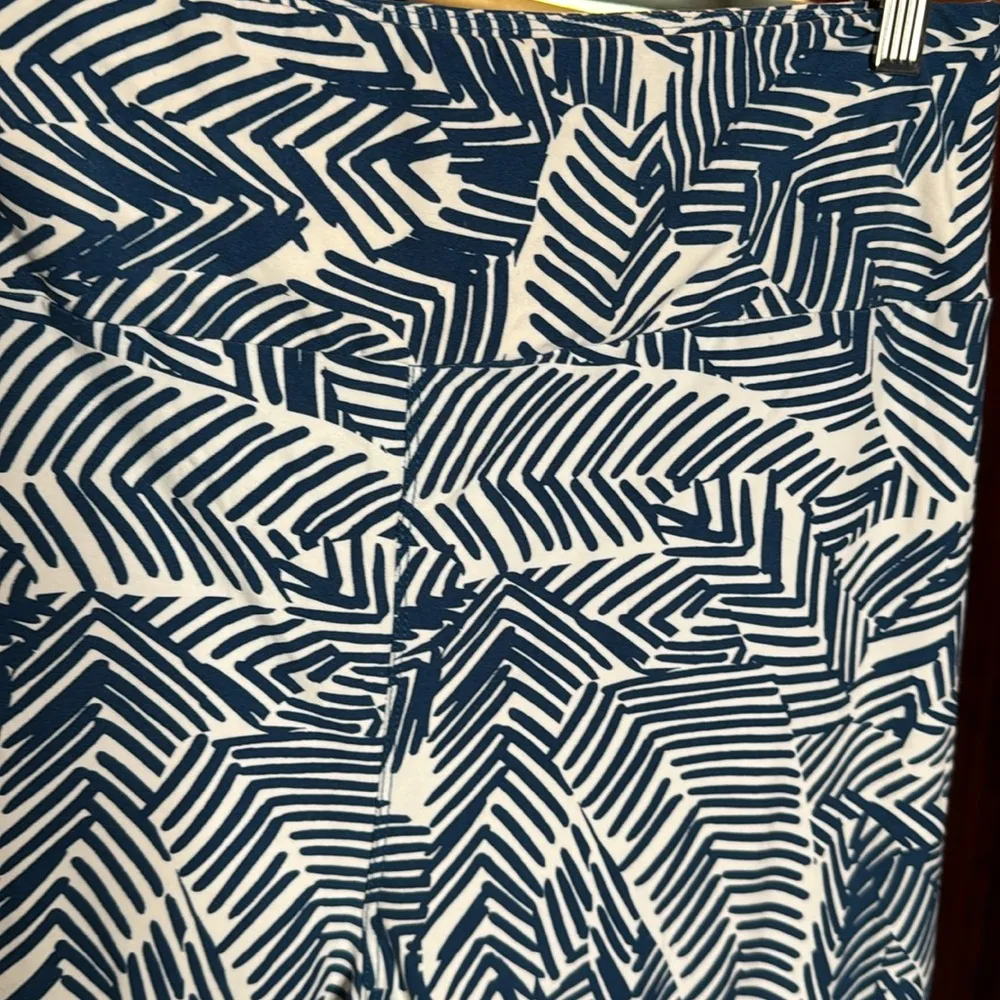 NEW Lularoe TC Tall & Curvy Blue White Palm Leaves Hawaiian Leggings Size 12-18 - Image 2