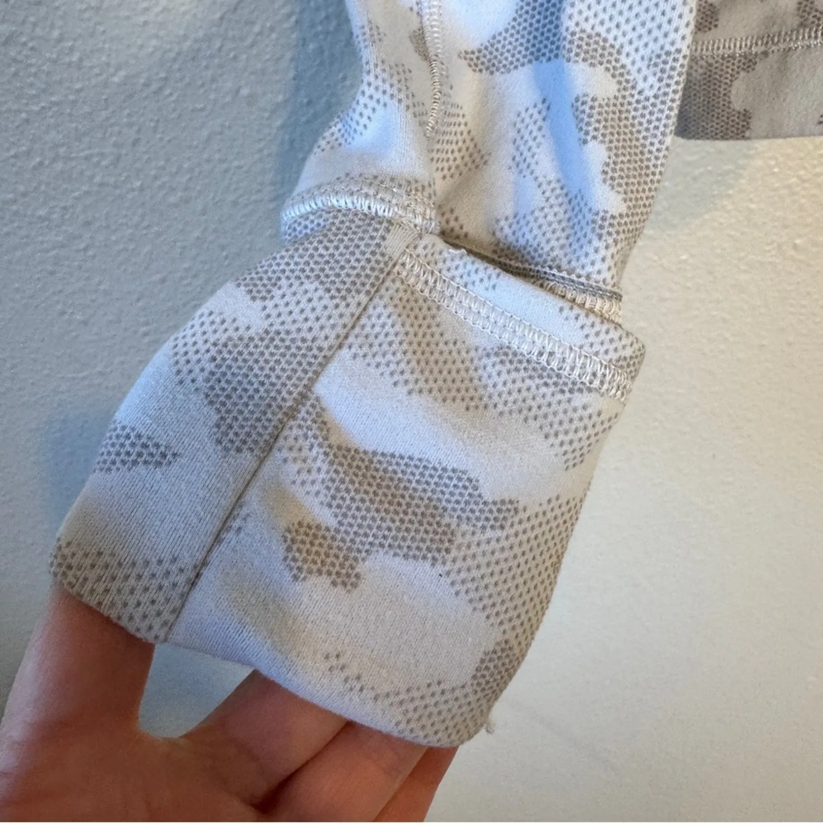 Lululemon Grey Camo Print Long Sleeve Shirt Womens 6 Athletic Fall Cozy Runners - Image 7