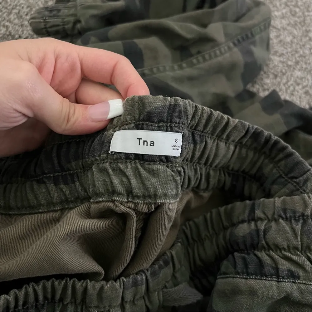 Aritzia TNA Camo Alex Joggers Size Small Black - Image 6