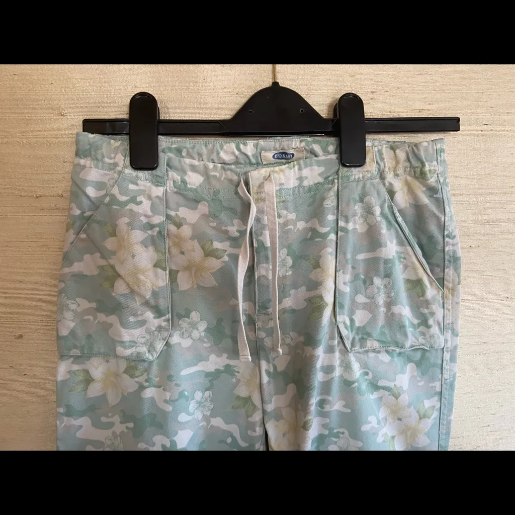 Old Navy Floral Capri Pants - Image 3