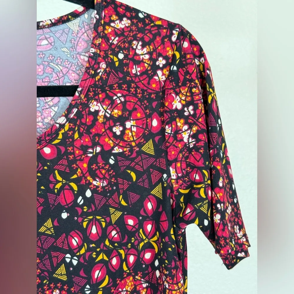 LuLaRoe XS Floral Geometric Print Stretch Tunic Top Black Red Pink Boho Flowy - Image 5